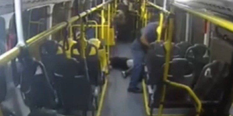 jovem-e-assassinado-a-tiros-dentro-de-onibus-em-sao-paulo