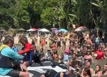 bolsonaro-faz-tour-de-jet-ski-com-apoiadores-e-reativa-cercadinho-em-angra