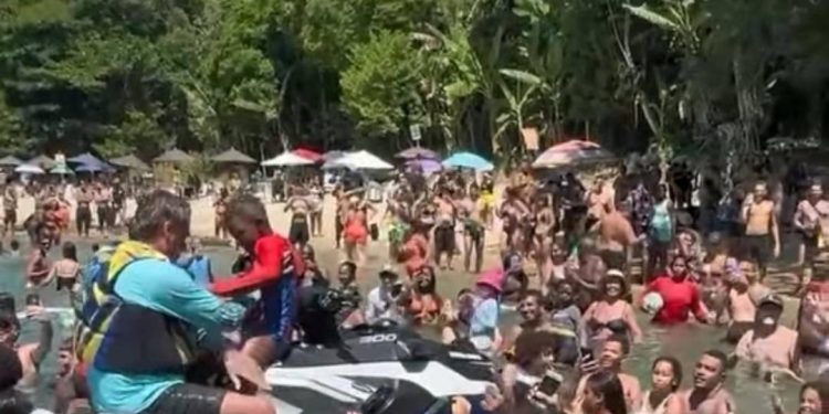 bolsonaro-faz-tour-de-jet-ski-com-apoiadores-e-reativa-cercadinho-em-angra