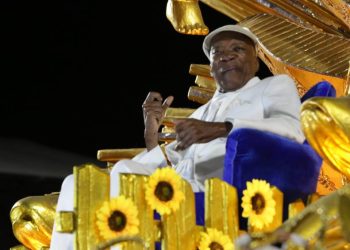 milton-nascimento-emociona-a-sapucai-e-portela-honra-a-sua-tradicao