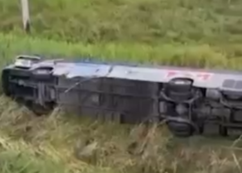 onibus-tomba-em-ribanceira-na-dutra-em-acidente-com-um-morto-e-25-feridos