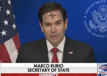por-que-secretario-de-trump-e-ator-apareceram-com-cruz-na-testa;-entenda