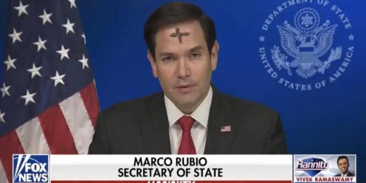 por-que-secretario-de-trump-e-ator-apareceram-com-cruz-na-testa;-entenda