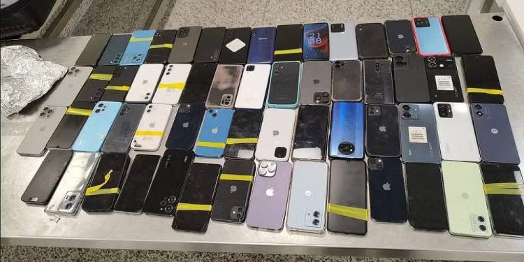 pai-e-filho-sao-presos-com-107-celulares-furtados-no-aeroporto-de-belo-horizonte