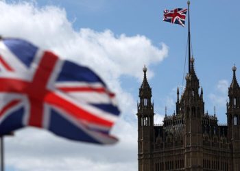 petroleiro-dos-eua-e-navio-de-carga-pegam-fogo-apos-colisao-na-costa-da-inglaterra