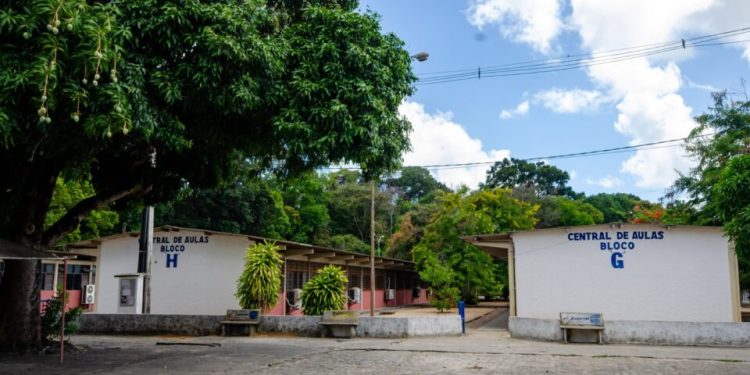 “se-acalma-moco”:-servidor-de-universidade-federal-ha-40-anos-se-defende-de-acusacao-de-transfobia