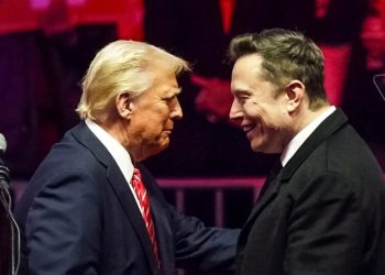 em-sinal-de-confianca-e-apoio-a-musk,-trump-diz-que-ira-comprar-um-tesla