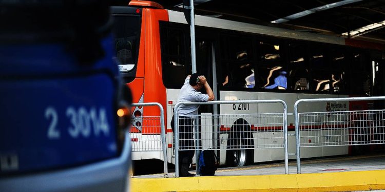 bomba-atribuida-a-partido-politico-explode-em-terminal-de-sao-paulo