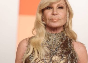 donatella-versace-deixa-direcao-artistica-da-marca-da-familia;-confira-substituto