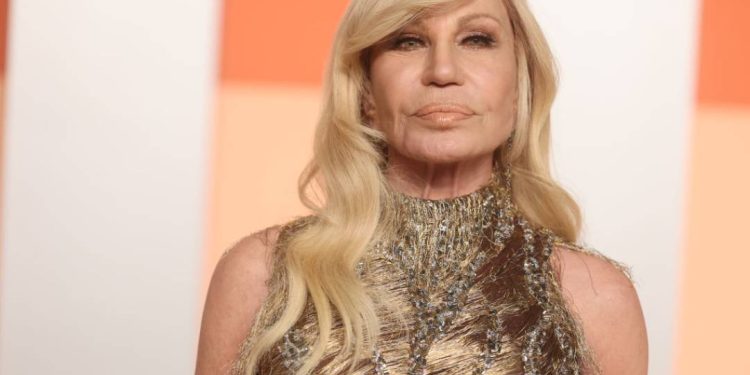 donatella-versace-deixa-direcao-artistica-da-marca-da-familia;-confira-substituto