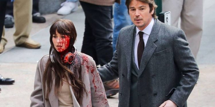 ‘verity’:-dakota-johnson-leva-banho-de-sangue-em-filme-de-colleen-hoover