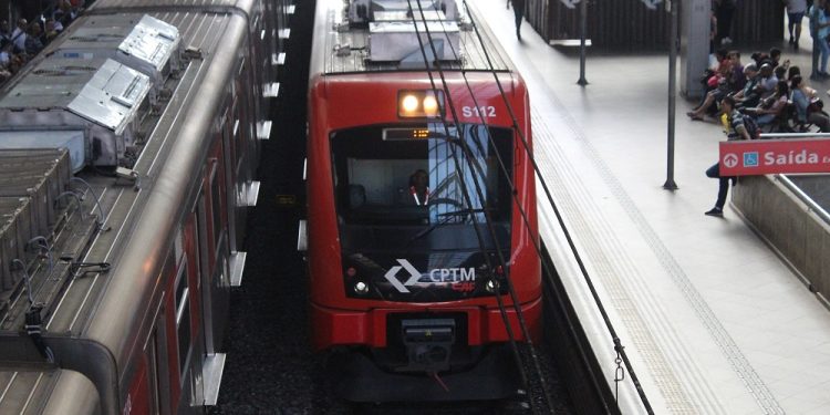 adolescente-pula-muro-de-estacao-da-cptm-para-pegar-bola-e-morre-atropelado-por-trem