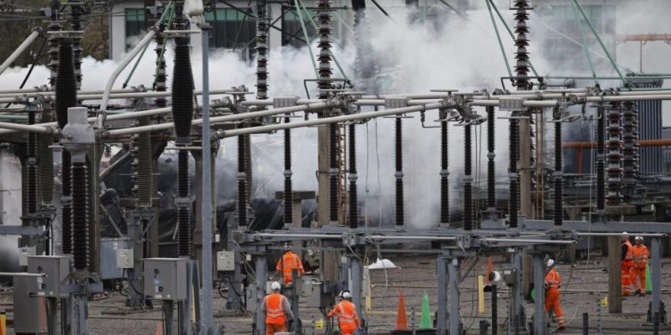 bombeiros-descartam-causas-“suspeitas”-no-incendio-que-levou-a-fechamento-de-heathrow