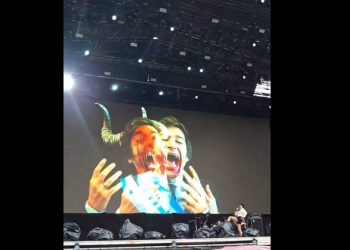 banda-projeta-imagem-de-milei-explodindo-em-telao-de-show-no-lollapalooza