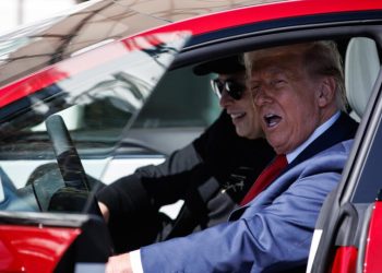 de-queridinha-da-esquerda-a-alvo:-o-que-se-sabe-sobre-os-ataques-contra-a-tesla