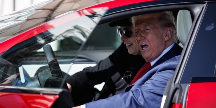 de-queridinha-da-esquerda-a-alvo:-o-que-se-sabe-sobre-os-ataques-contra-a-tesla