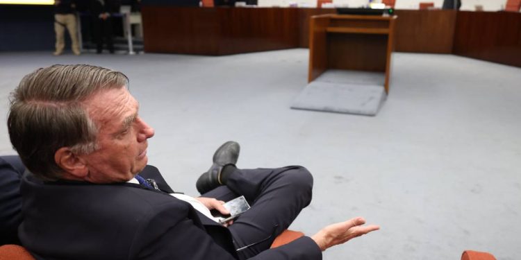 com-bolsonaro-na-plateia,-stf-tera-hoje-os-primeiros-reus-do-golpe