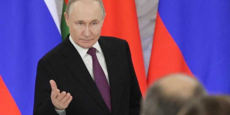 putin-pressiona-por-saida-de-zelensky-da-presidencia-e-sugere-governanca-da-onu