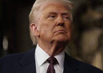 trump-diz-que-“tudo-esta-na-mesa”-para-“pegar”-a-groenlandia-e-nao-descarta-acao-militar