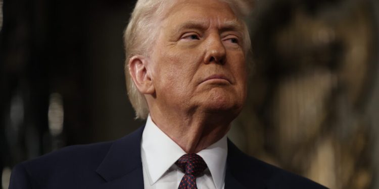 trump-diz-que-“tudo-esta-na-mesa”-para-“pegar”-a-groenlandia-e-nao-descarta-acao-militar