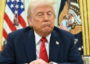 um-dia-antes-de-tarifaco-mundial-de-trump,-dolar-cai-e-bolsa-sobe