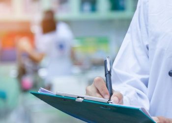 justica-suspende-resolucao-que-autorizava-farmaceuticos-a-prescreverem-medicamentos
