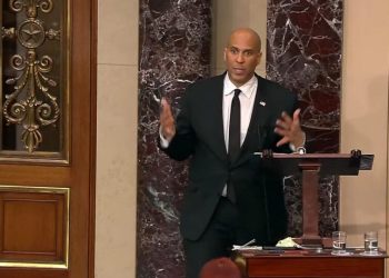 democrata-discursa-por-mais-de-18-horas-no-senado-dos-eua-em-oposicao-as-politicas-de-trump