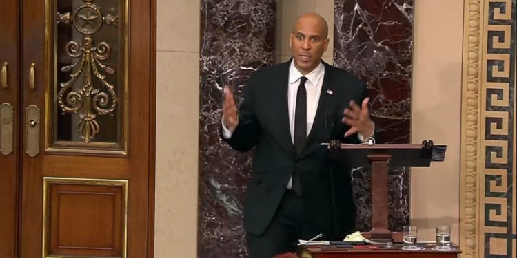 democrata-discursa-por-mais-de-18-horas-no-senado-dos-eua-em-oposicao-as-politicas-de-trump
