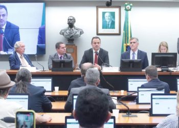 deputado-e-chamado-de-‘desgracado’-ao-votar-pela-cassacao-de-glauber-braga