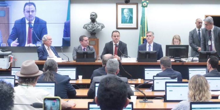 deputado-e-chamado-de-‘desgracado’-ao-votar-pela-cassacao-de-glauber-braga