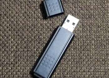 o-que-acontece-ao-plugar-um-pen-drive-em-um-carregador-de-celular?