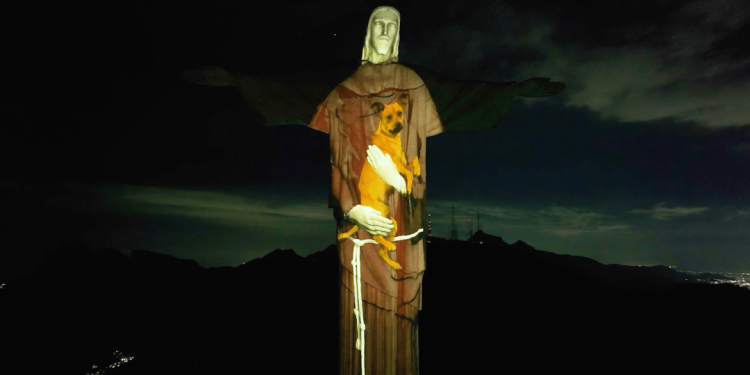 cristo-redentor-abraca-um-cao-no-dia-mundial-dos-animais-de-rua