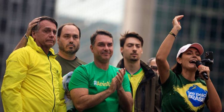 na-paulista,-michelle-ergue-batom-e-faz-apelo-a-fux:-‘nao-vai-jogar-seu-nome-na-lama’