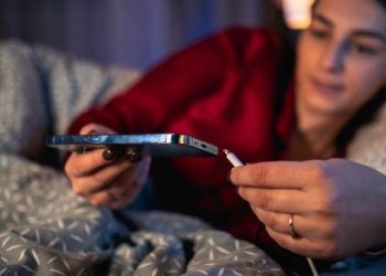 por-que-a-apple-pede-para-nao-dormir-perto-do-celular-durante-carregamento