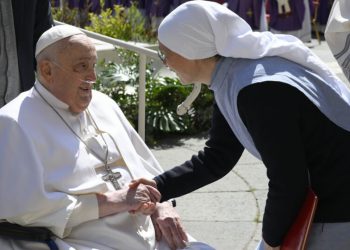papa-francisco-reaparece-diante-dos-fieis-na-praca-de-sao-pedro-do-vaticano