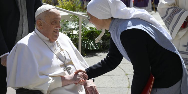 papa-francisco-reaparece-diante-dos-fieis-na-praca-de-sao-pedro-do-vaticano