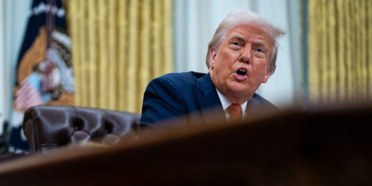 trump-baixa-tarifas-reciprocas-para-10%,-mas-eleva-as-da-china-a-125%