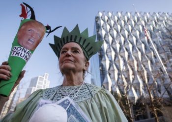 ativistas-do-greenpeace-sao-presos-por-vandalismo-na-embaixada-dos-eua-em-londres