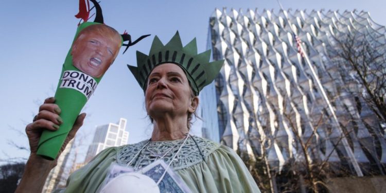 ativistas-do-greenpeace-sao-presos-por-vandalismo-na-embaixada-dos-eua-em-londres