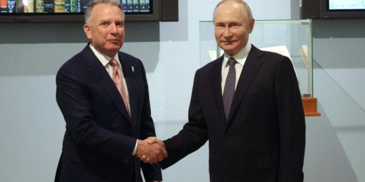 enviado-dos-eua-e-putin-se-reunem-por-quatro-horas,-enquanto-trump-manda-russia-“se-mexer”