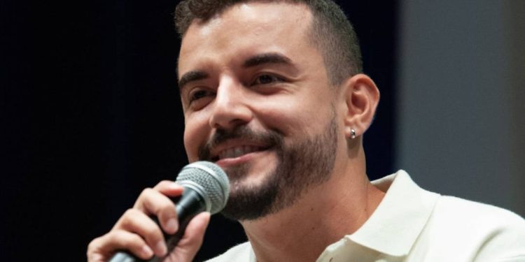jornalista-brasileiro-recebe-premiacao-internacional-por-serie-lgbt-60+