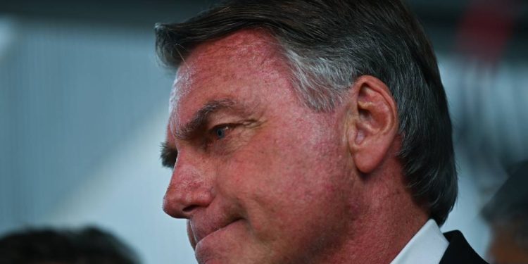 bolsonaro-esta-medicado,-mas-ainda-nao-e-possivel-saber-se-sera-operado,-diz-medico