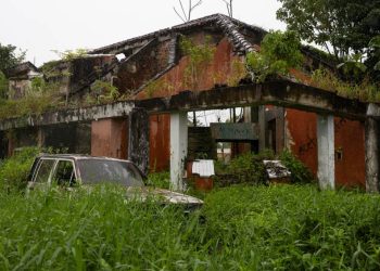 crime-na-amazonia:-as-ruinas-da-casa-de-pablo-escobar-na-fronteira-com-o-brasil