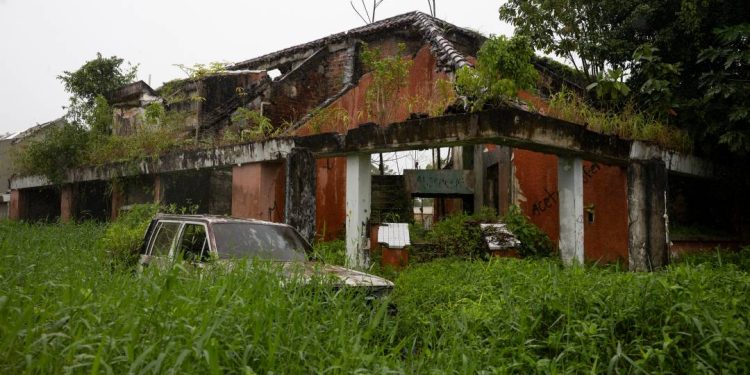 crime-na-amazonia:-as-ruinas-da-casa-de-pablo-escobar-na-fronteira-com-o-brasil