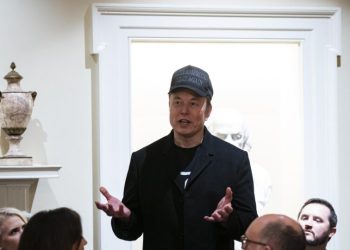 ativistas-destroem-com-marretadas-carro-da-tesla-em-londres