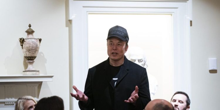 ativistas-destroem-com-marretadas-carro-da-tesla-em-londres