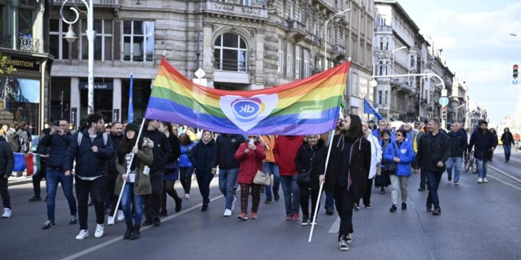 pais-da-europa-proibe-parada-lgbt-e-passa-a-reconhecer-apenas-genero-masculino-e-feminino
