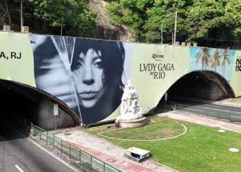 lady-gaga:-painel-gigante-e-instalado-em-entrada-de-tunel