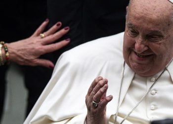 trump-ordena-hasteamento-de-bandeiras-a-meio-mastro-em-respeito-ao-papa