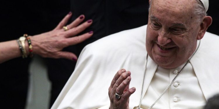 trump-ordena-hasteamento-de-bandeiras-a-meio-mastro-em-respeito-ao-papa